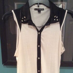 Sleeveless button up blouse